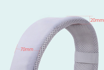 Close-up of shoulder strap padding on baby carrier – breathable mesh with 70mm width and 20mm thickness