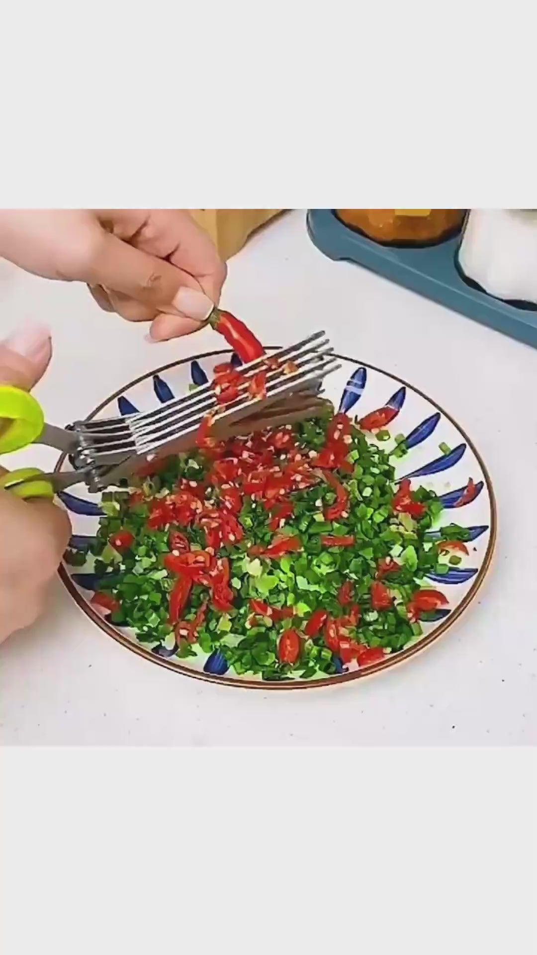 Short video of the Multi-Layer Herb Scissors – available in 3-layer and 5-layer stainless steel options, demonstrating quick herb cutting.