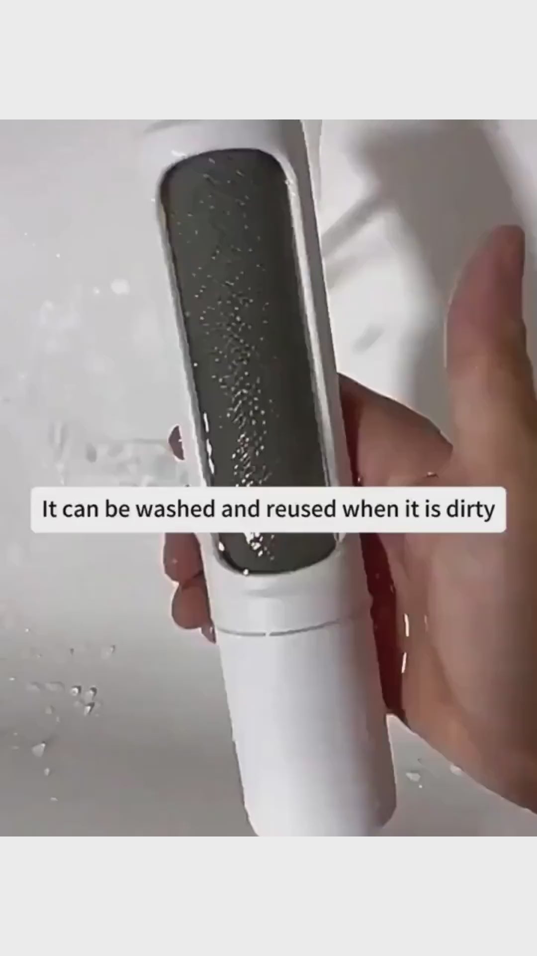 Demonstration video of reusable pet hair remover brush self-cleaning lint roller